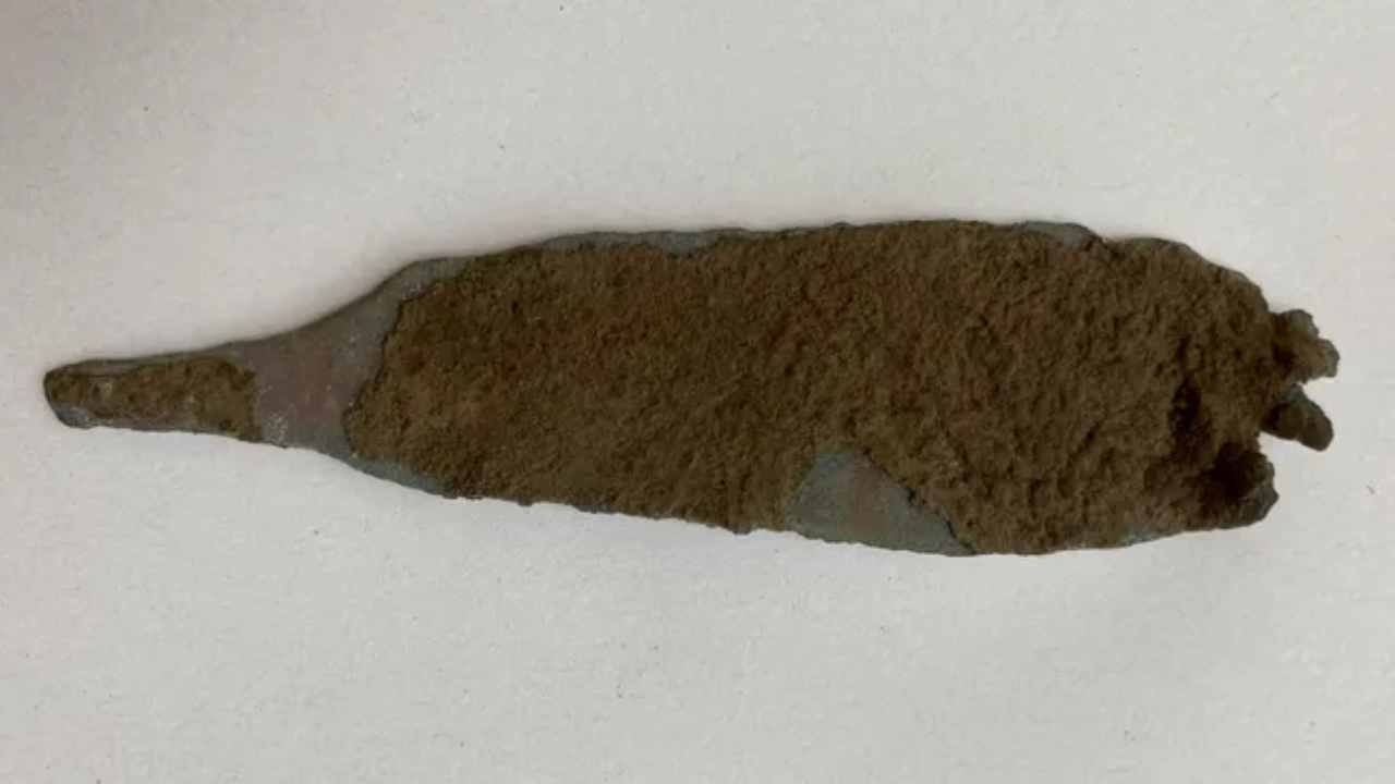 Arqueólogos encontram punhal de cobre de quase 4.000 anos na Itália