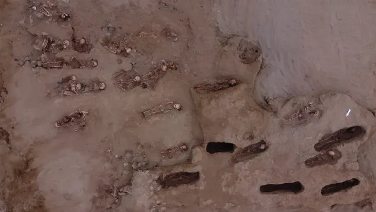 Arqueólogos encontram túmulo de 700 anos com 76 crianças no Peru