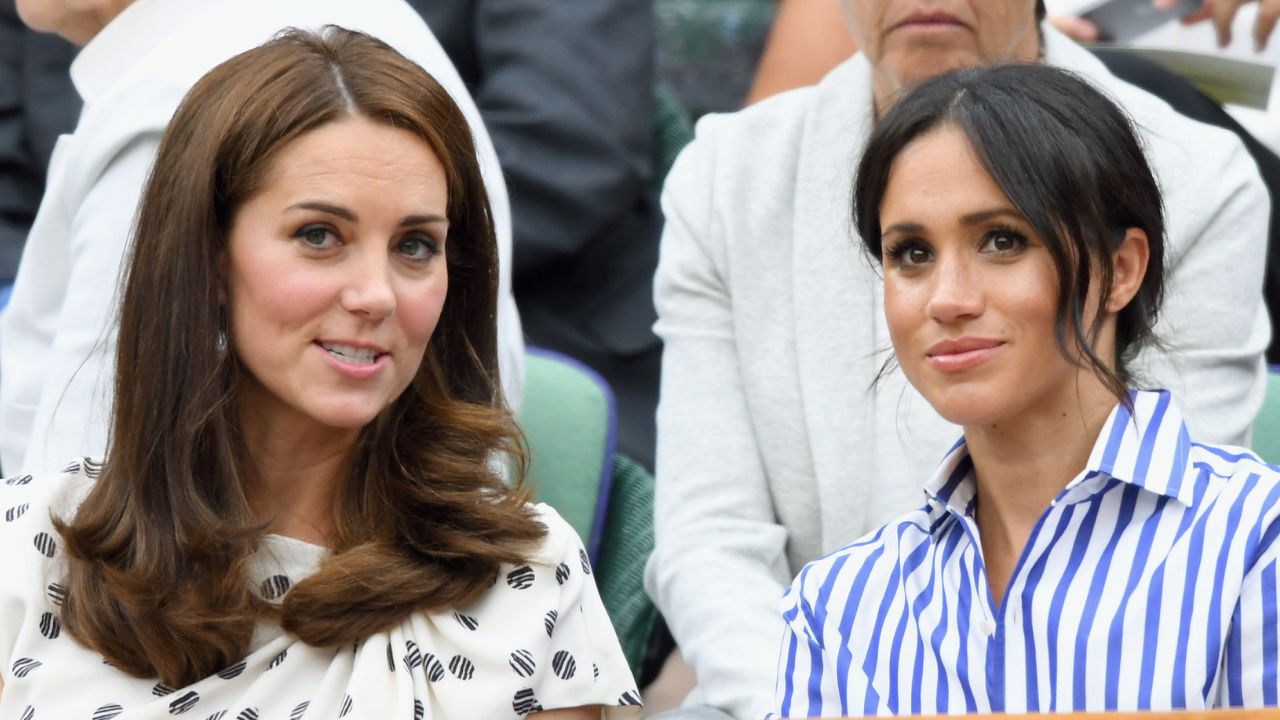 Relembre a ‘reação ríspida’ de Kate à piada de Meghan durante evento da realeza