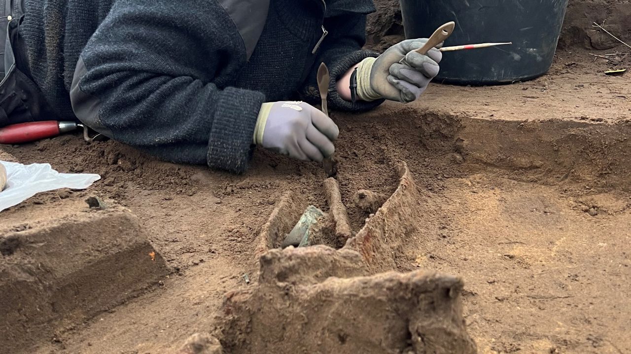 Depósito de armas de 1.500 anos é encontrado sob casa de líder da Idade do Ferro