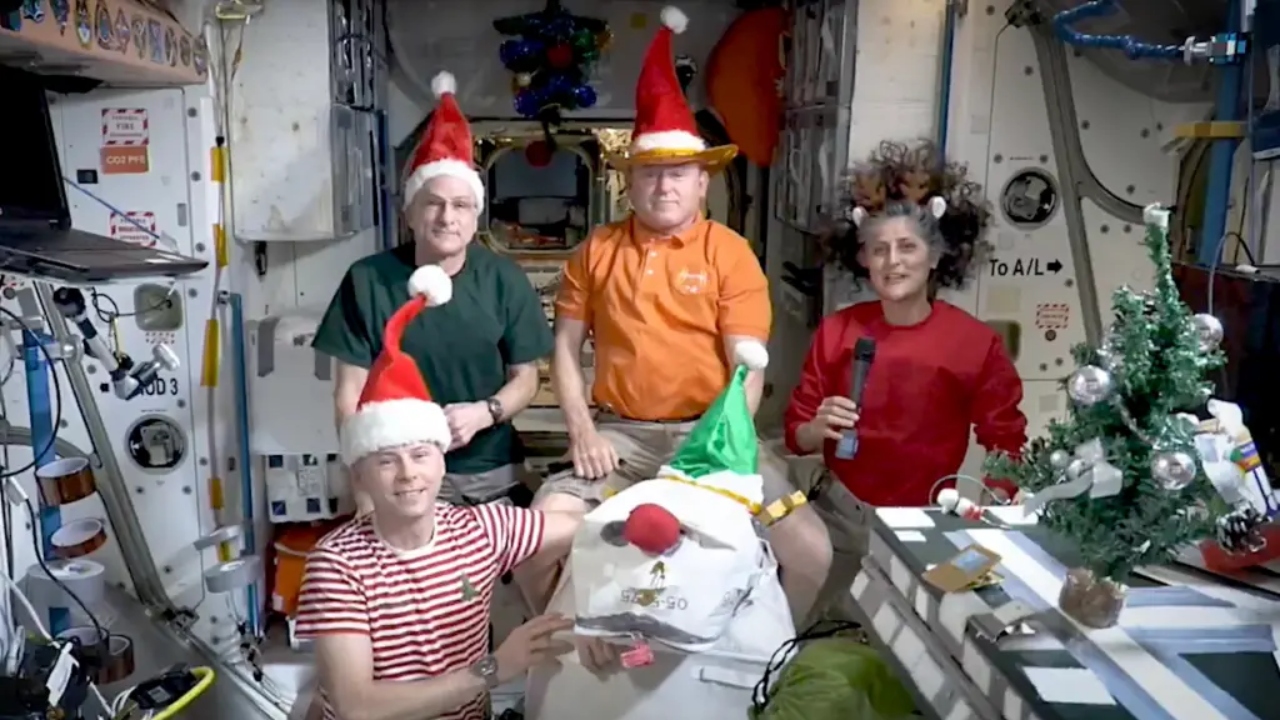 Astronautas são alvo de teoria conspiratória após exibirem decoração de Natal