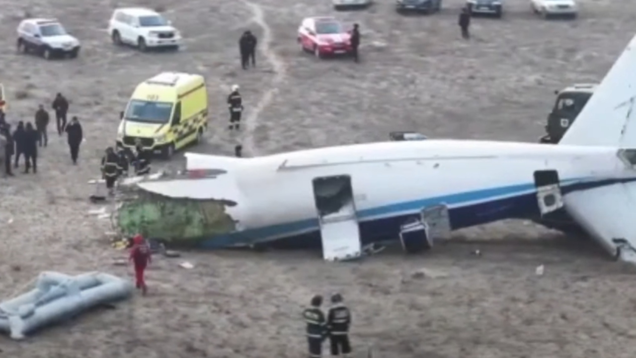 Putin se desculpa após queda de avião da Azerbaijan Airlines que matou 38