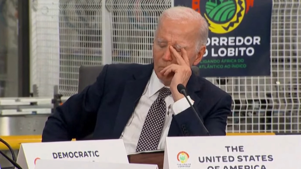 Joe Biden parece dormir durante reunião com líderes na Angola