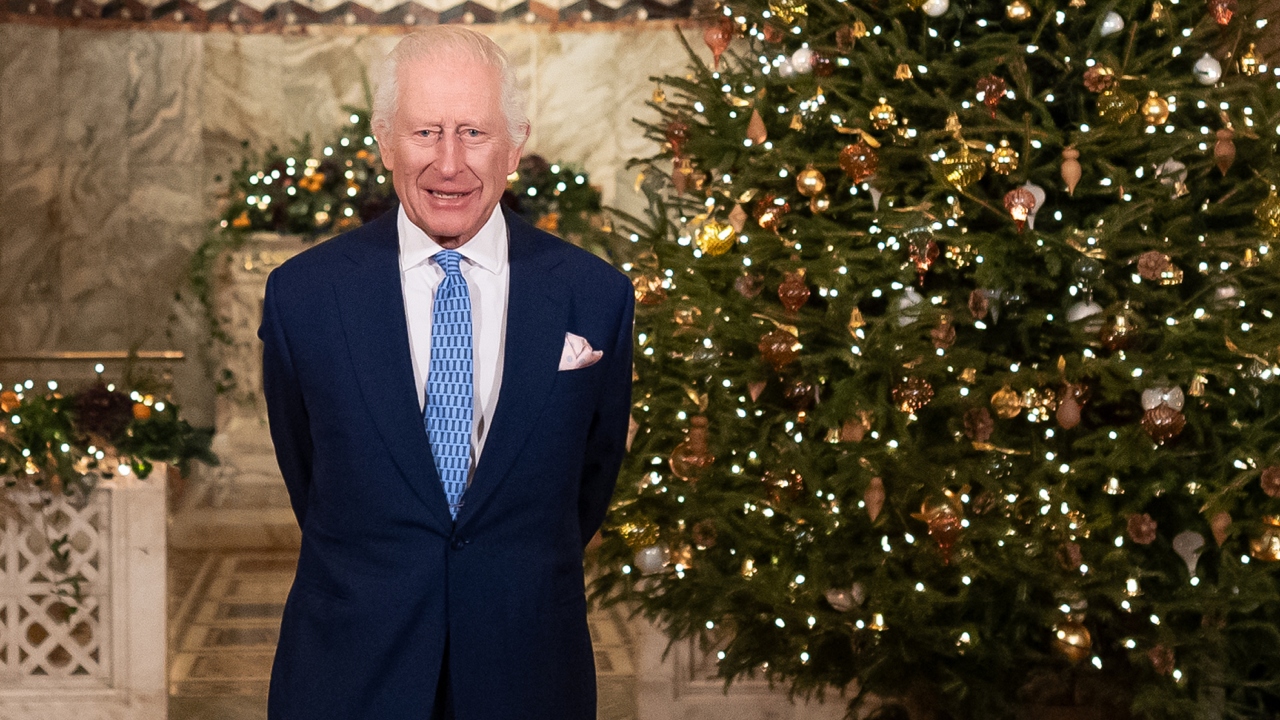 Veja a tradição quebrada pelo rei Charles III ao gravar mensagem de Natal