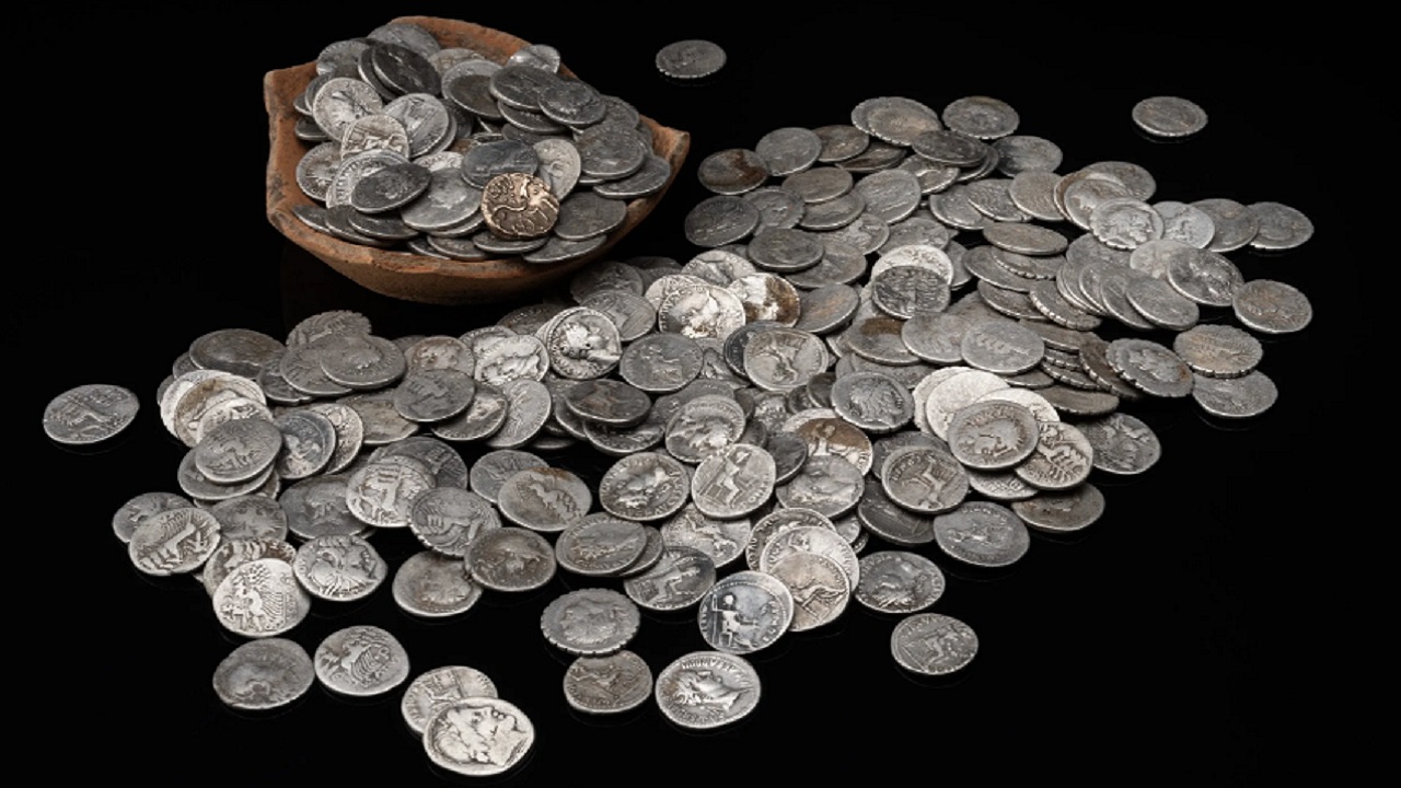 Maior coleção de moedas romanas dos últimos 100 anos é descoberta no Reino Unido