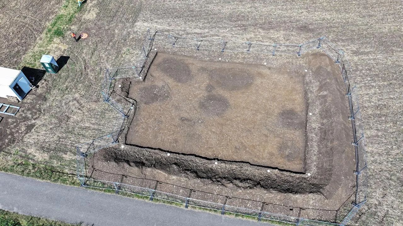Escavações em assentamento celta revelam de broches antigos a uma caneta feita de osso