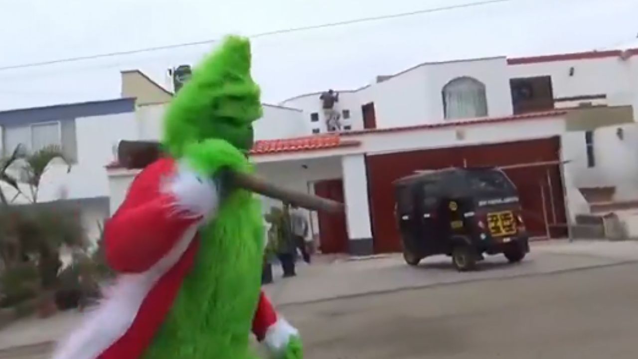 Policial fantasiado de Grinch invade casa de traficante e prende suspeitos