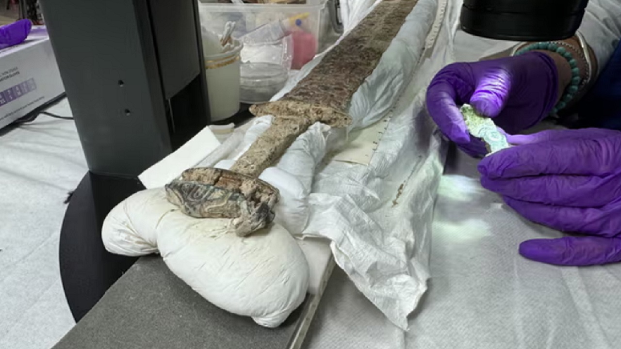 Espada anglo-saxônica do século 6 é encontrada: ‘Realmente incrível’