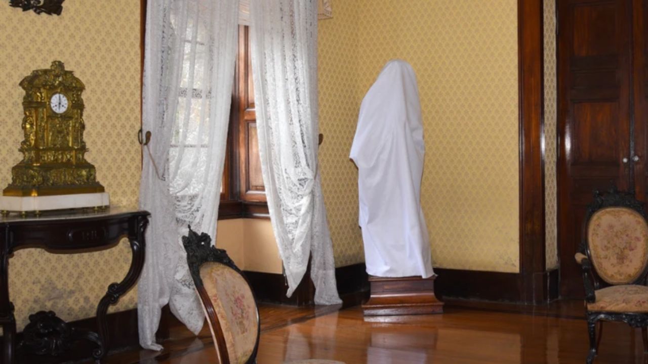 Entenda por que o Museu Imperial ‘esconde’ estátua de visitantes