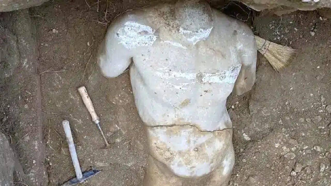 Estátua de mármore branco romana é descoberta nas ruas de Atenas
