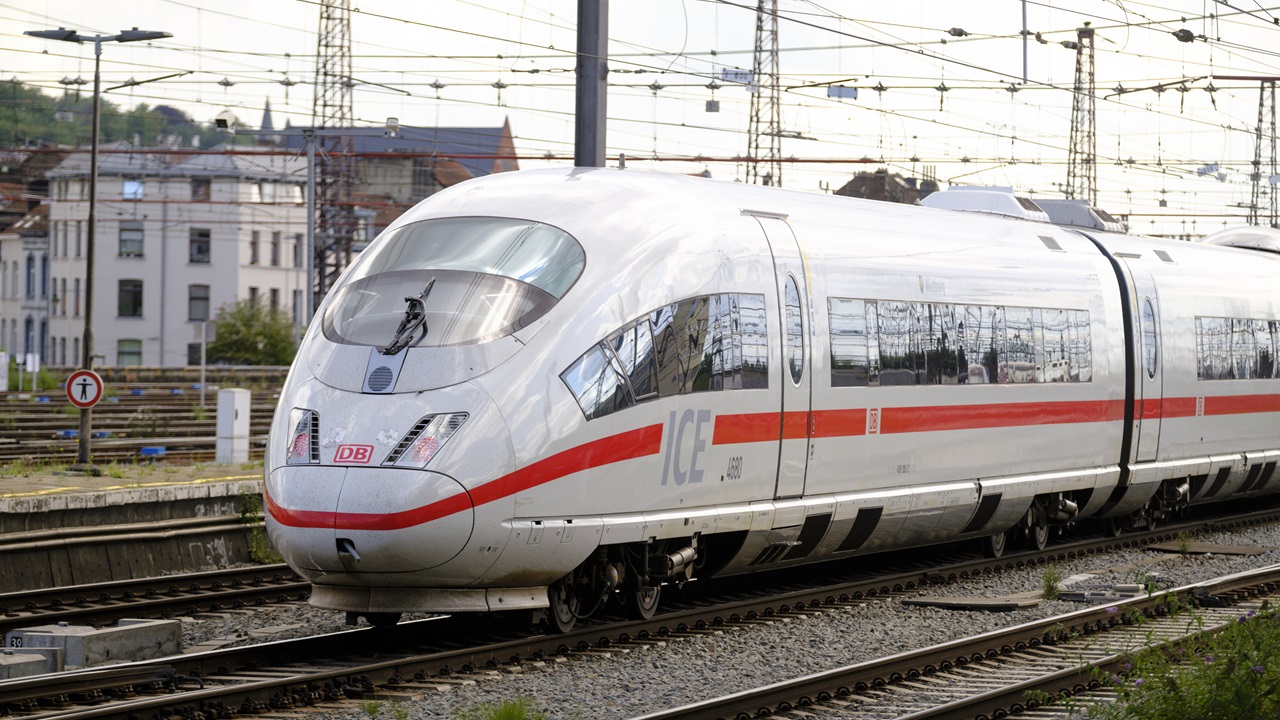 Homem sobrevive ileso após se agarrar ao lado de um trem de alta velocidade