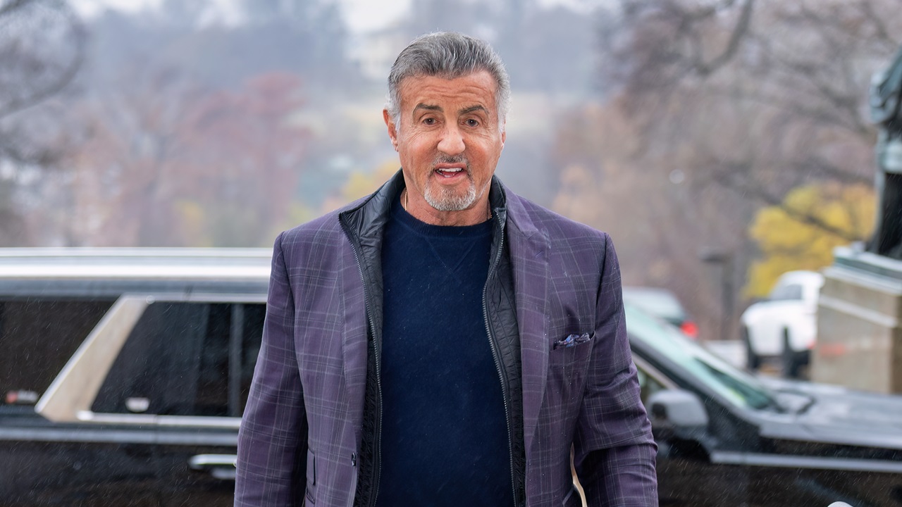 Stallone gera polêmica com projeto de barreira flutuante em mansão na Flórida