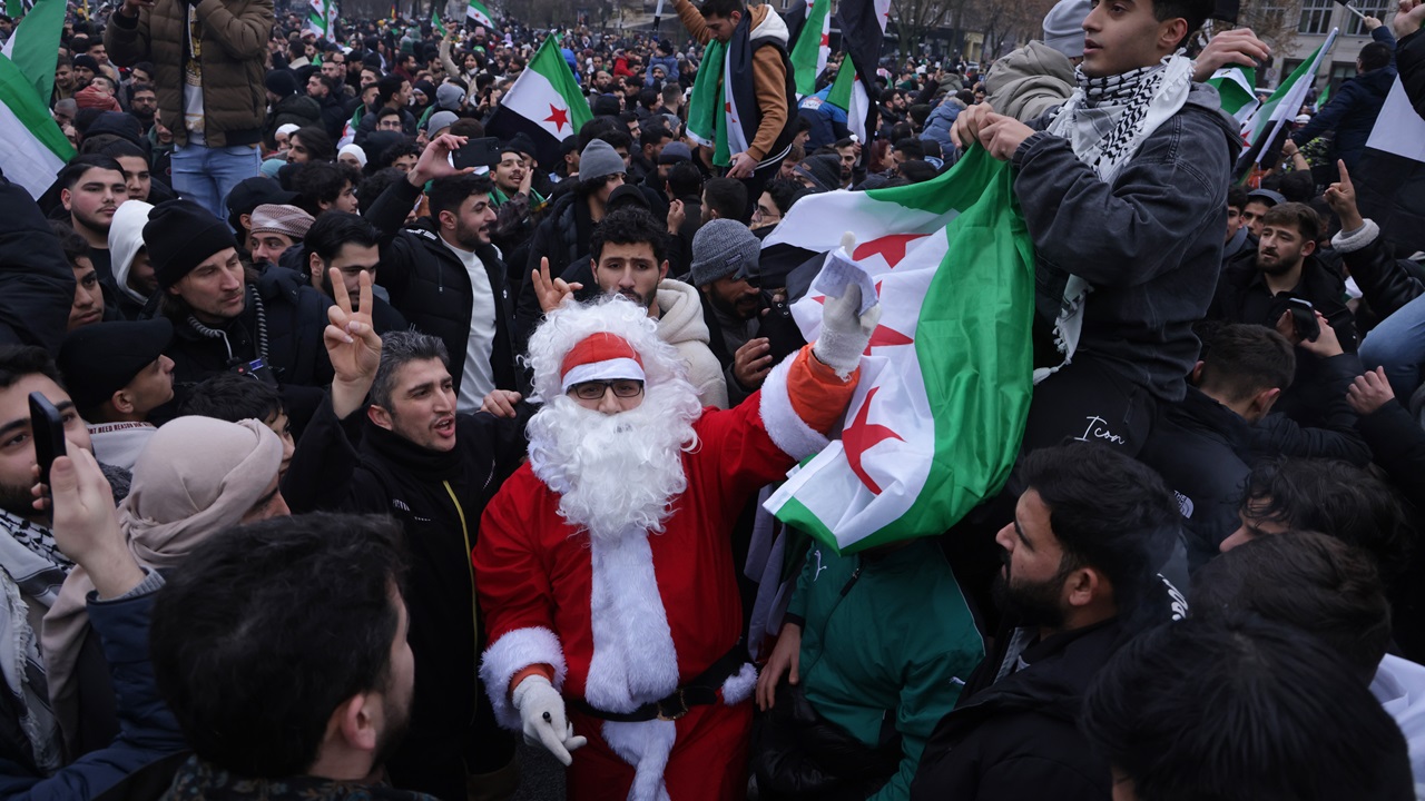 Síria: Manifestantes atacam e queimam árvore de Natal
