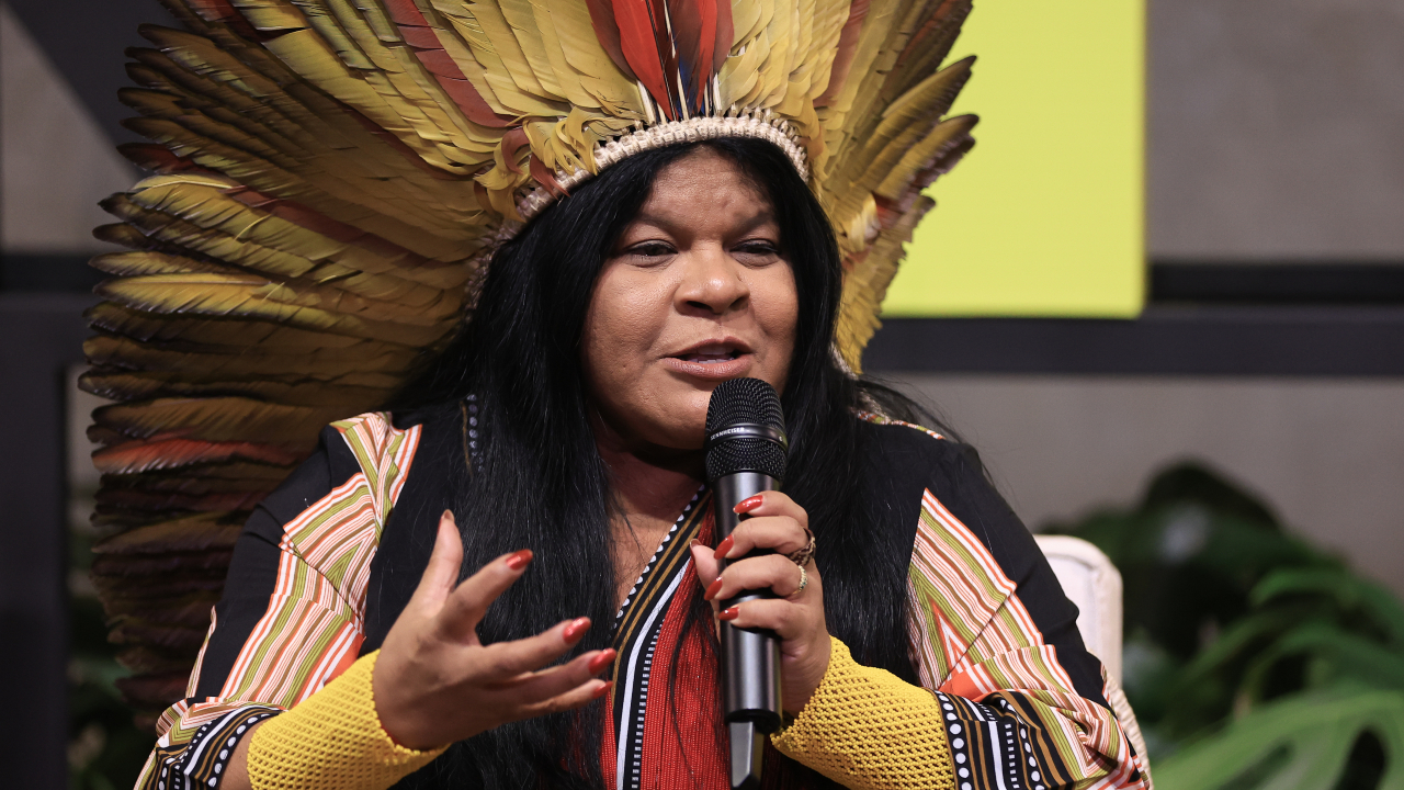 Ministra Sonia Guajajara recebe prêmio ambiental da ONU