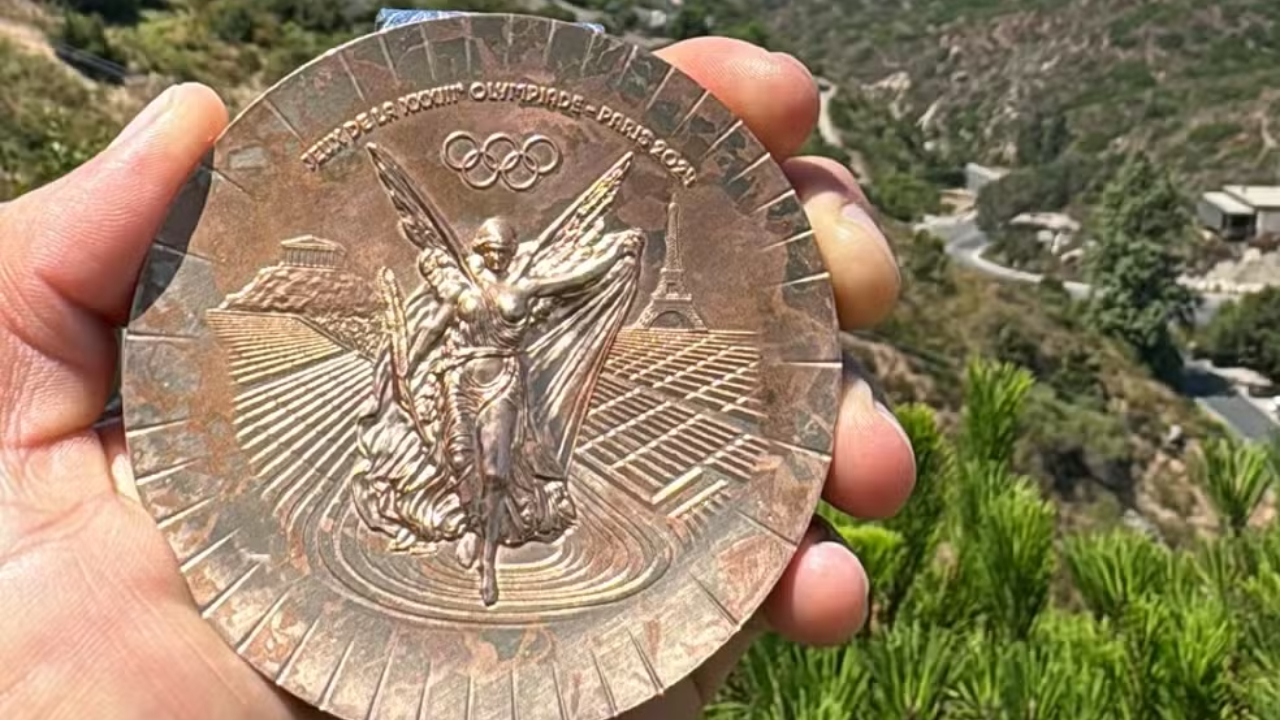 Medalhistas das Olimpíadas de Paris zombam de qualidade das medalhas