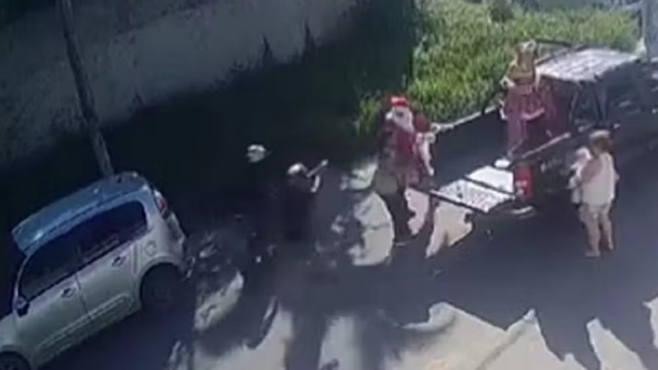 Papai Noel é rendido e assaltado por dois criminosos no Guarujá, litoral de SP