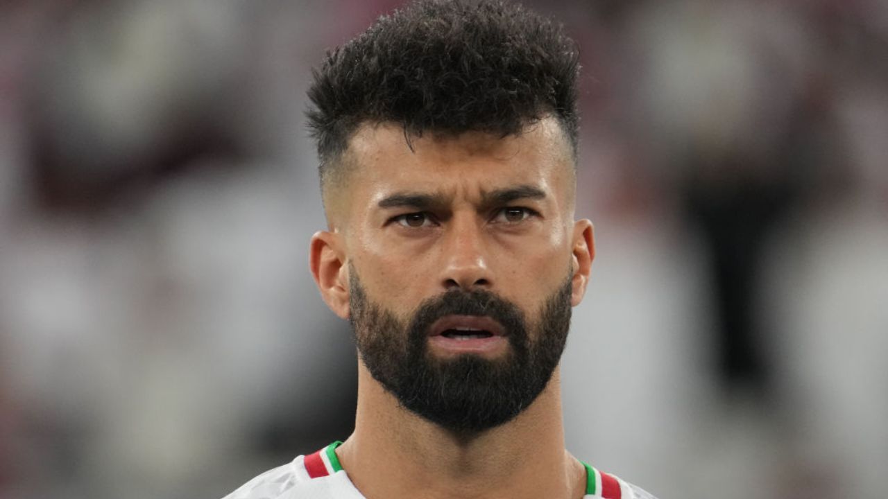 Como abraço em torcedora criou problema sério para jogador de futebol iraniano?
