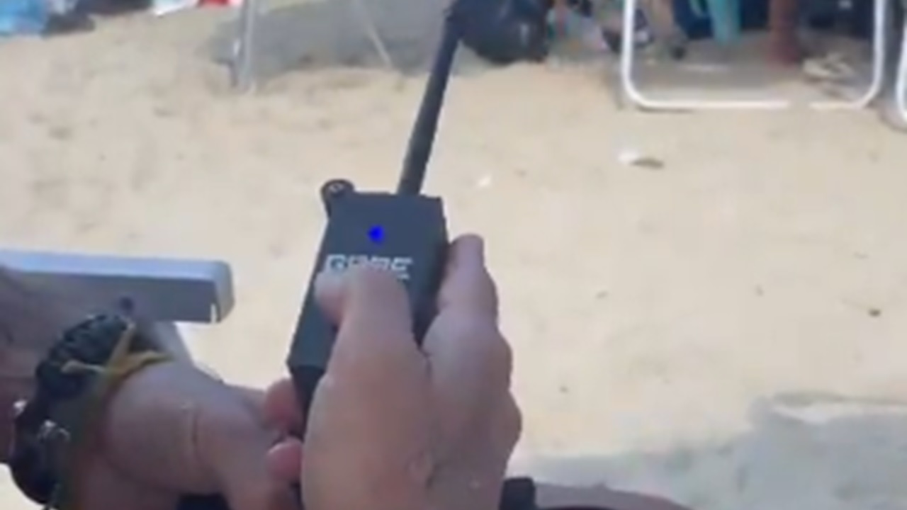 Turista silencia caixa de som em praia no Brasil utilizando aparelho proibido