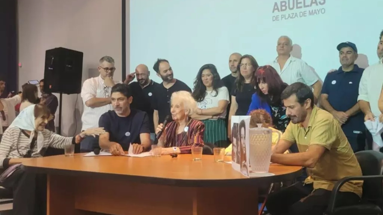 Avós da Praça de Maio encontram neta 139, filha de militantes desaparecidos