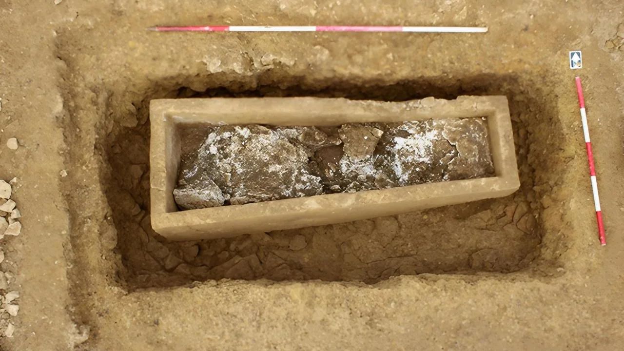 Arqueólogos descobrem caixão romano em rodovia no Reino Unido