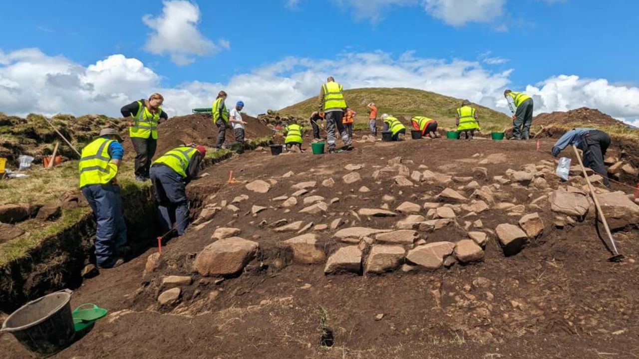 Escócia: arqueólogos voluntários encontram artefatos durante escavações