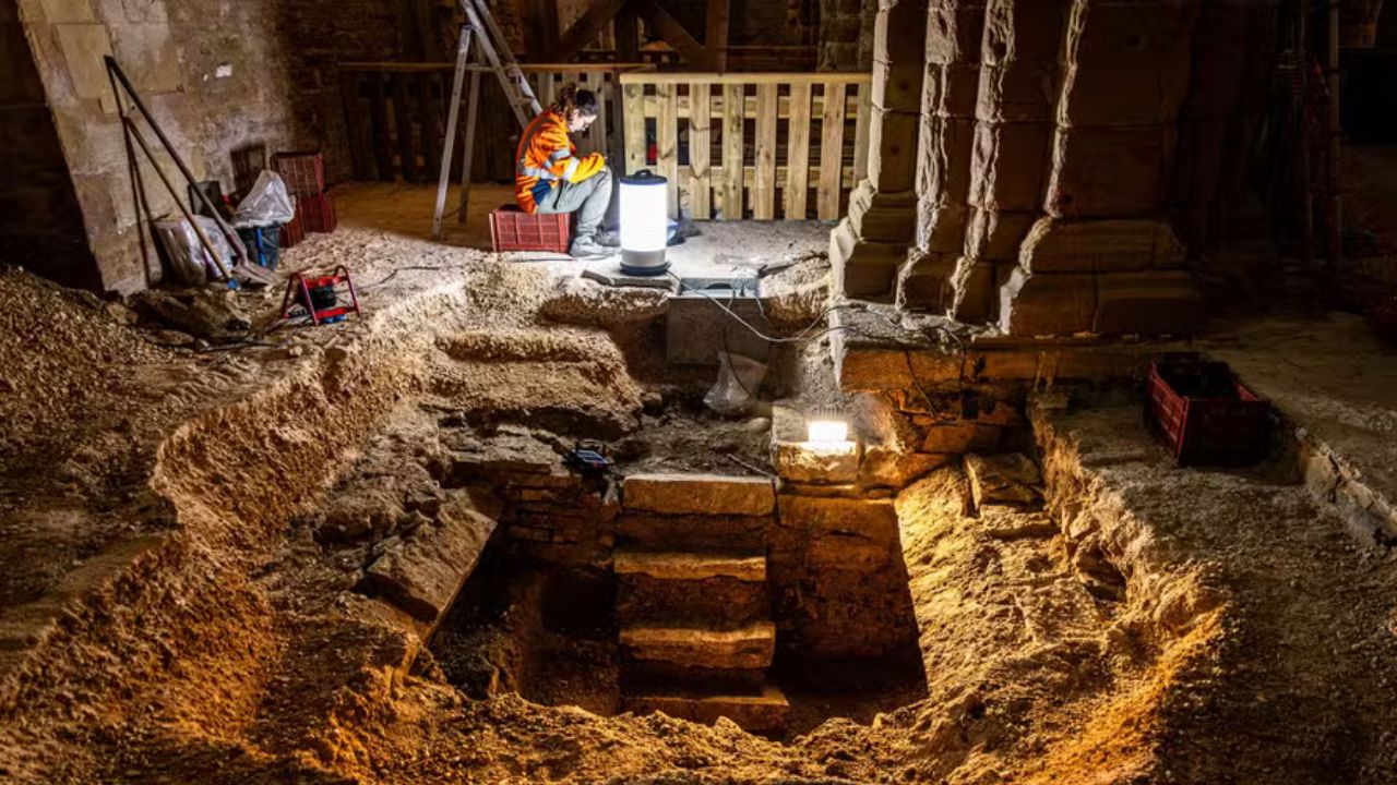 Escadaria secreta e túmulos de 400 anos são encontrados em igreja na França