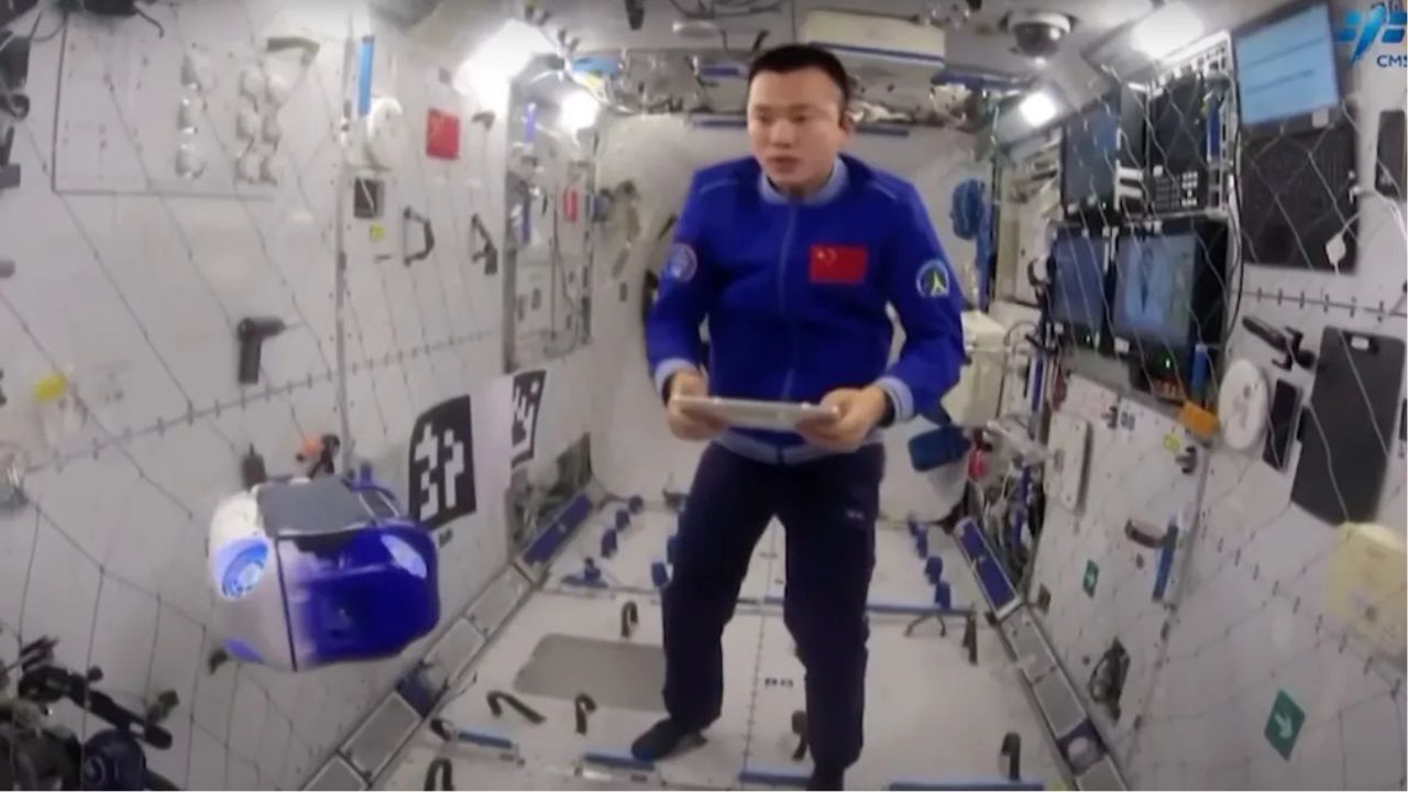 Astronautas chineses contam com robô assistente para ajudá-los no espaço
