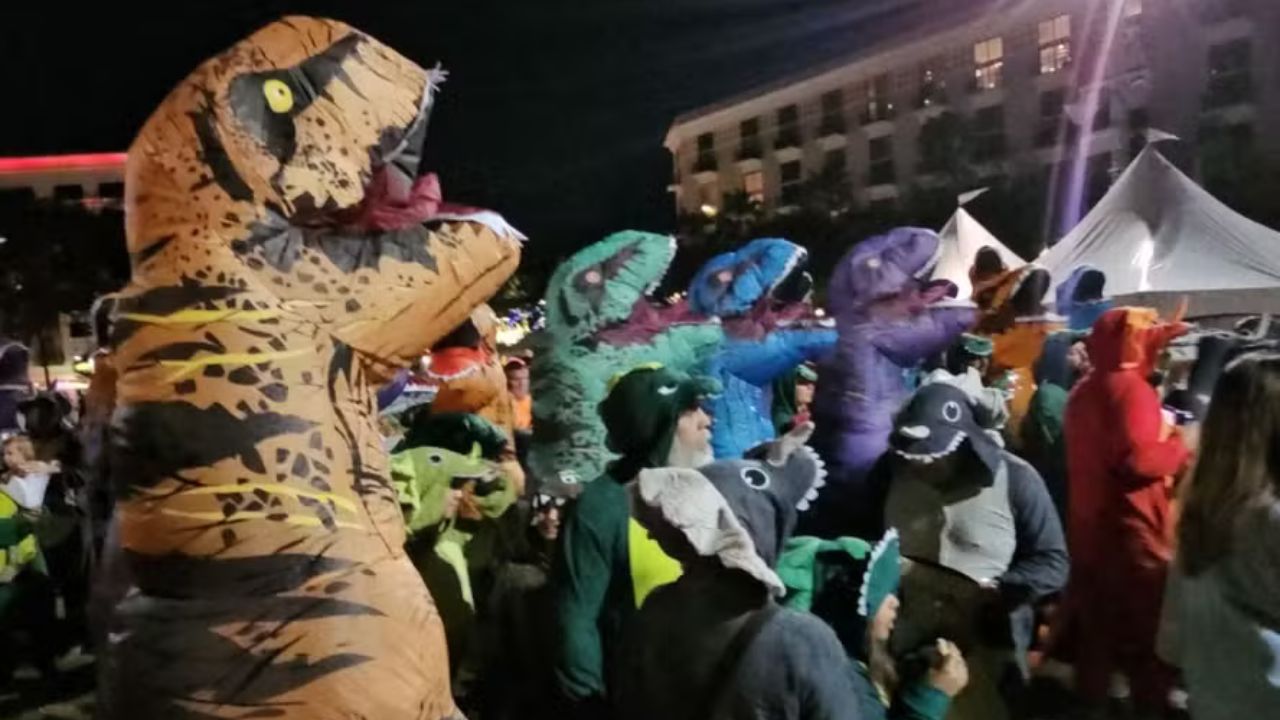 Novo recorde: Museu reúne maior número de pessoas fantasiadas de dinossauro