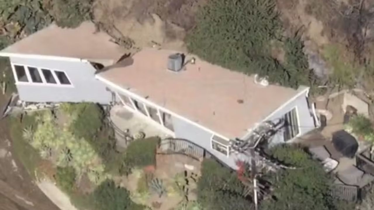 Casa de R$ 12 milhões que escapou de incêndio é partida ao meio em deslizamento