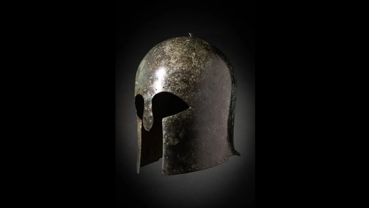 Raro capacete coríntio de guerreiro espartano será leiloado em Londres