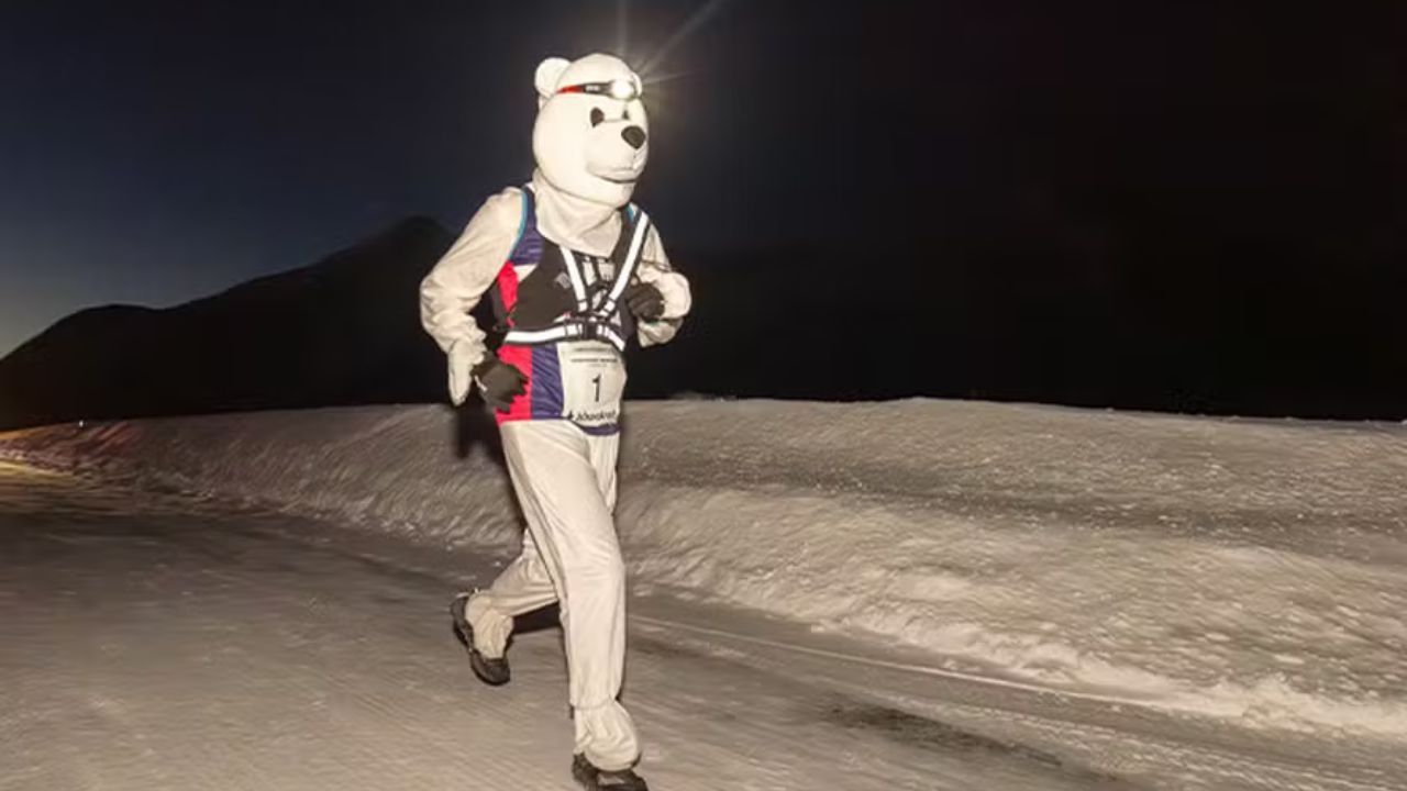 Professora entra para o Guinness ao correr maratona fantasiada de urso