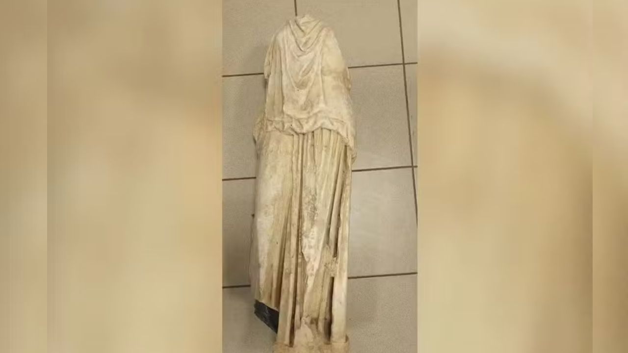 Homem de Tessalônica encontra estátua grega de 2 mil anos em saco de lixo