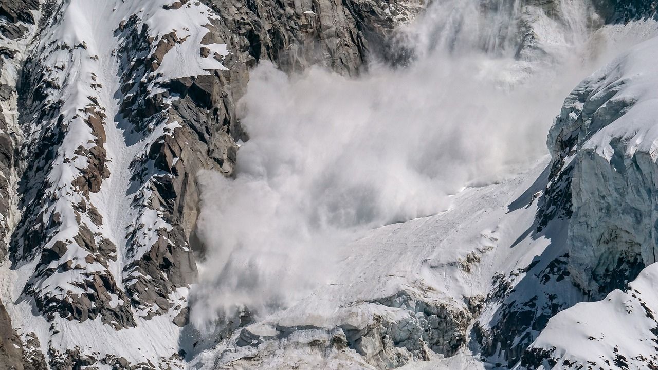 Três pessoas que esquiavam nos Alpes franceses morrem em avalanche