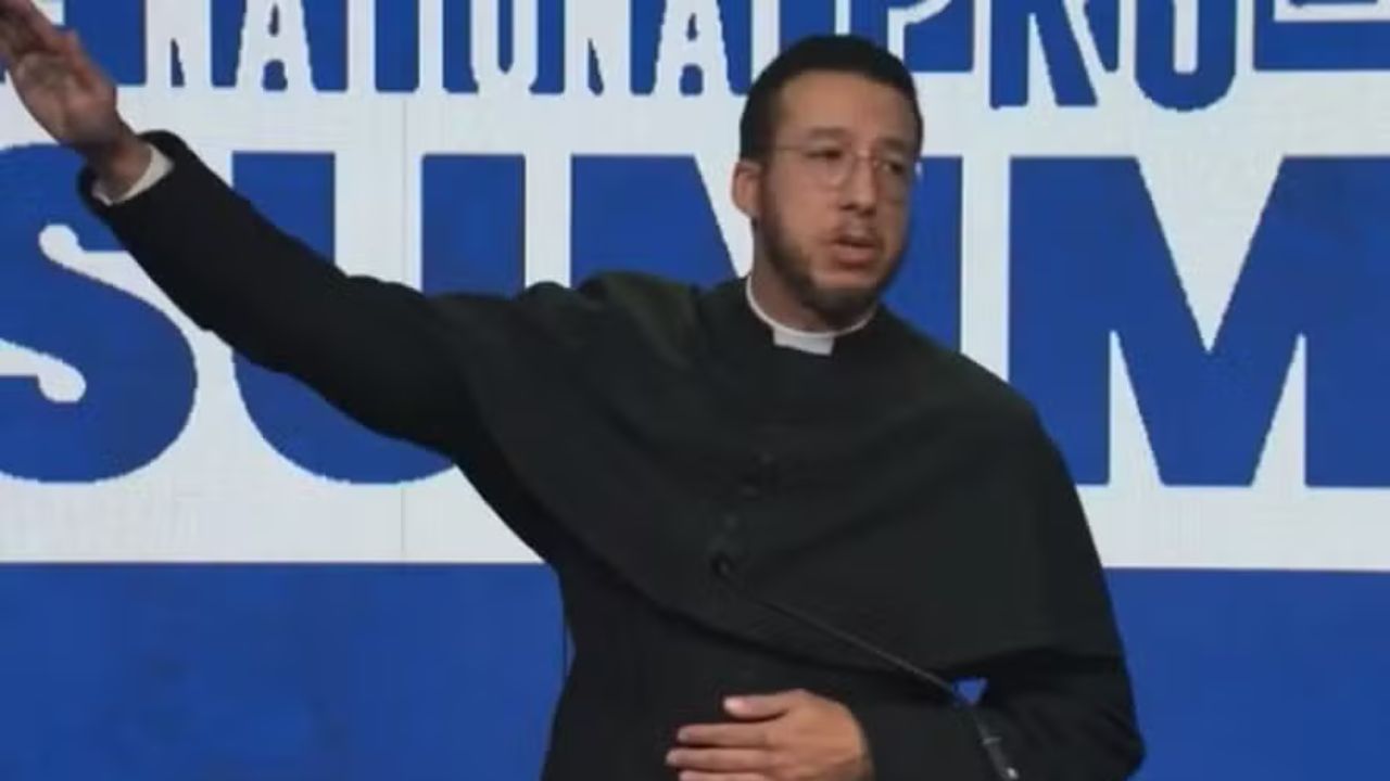Padre imita gesto nazista feito por Elon Musk durante posse de Trump