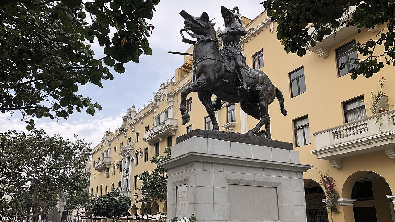 Reinstalação da estátua de conquistador espanhol do Peru causa polêmica em Lima