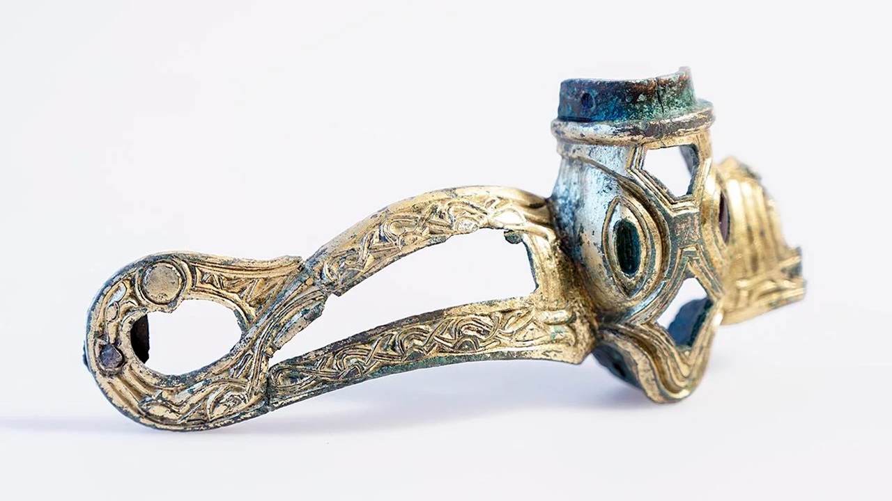 Fragmento de capacete de ouro pré-viking é descoberto na Dinamarca