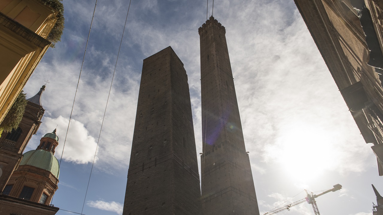 Itália: Torre Garisenda, mais torta que a de Pisa, corre o risco de desabar