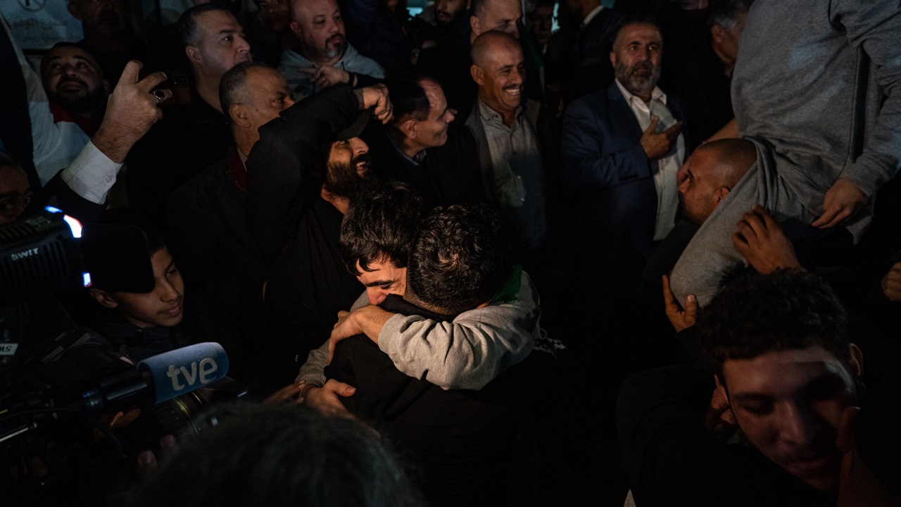 Prisioneiros palestinos libertados denunciam abusos em prisões israelenses