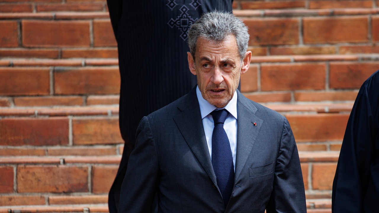 Nicolas Sarkozy é julgado por suposto financiamento ilegal de Gaddafi