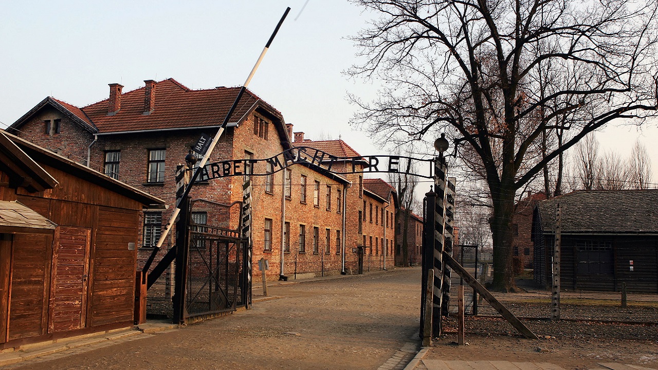 Durante visita a Auschwitz, menino desvenda mistério familiar de 80 anos