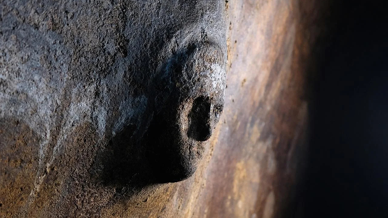 Máscara misteriosa e sistema avançado de água é descoberto em antiga cidade líbia