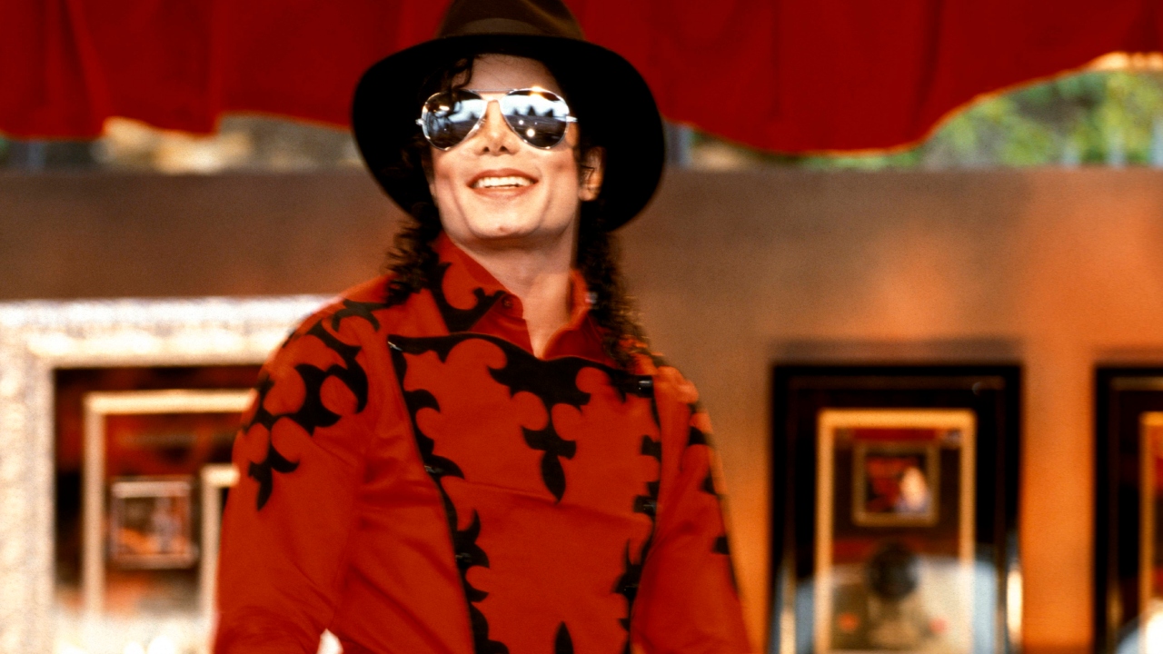 A cantora que comprou figurinos históricos de Michael Jackson há 13 anos
