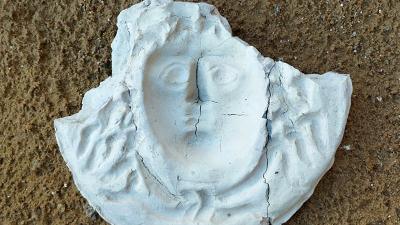 Molde de máscara que representa Medusa é descoberto na Sicília
