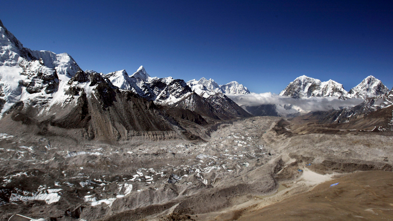 Forte terremoto mata quase 100 pessoas entre o Tibete e o Nepal