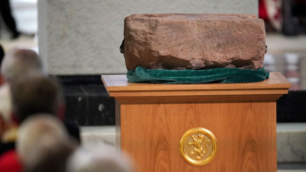 Pedra do Destino: teoria tenta desvendar inscrição misteriosa no artefato