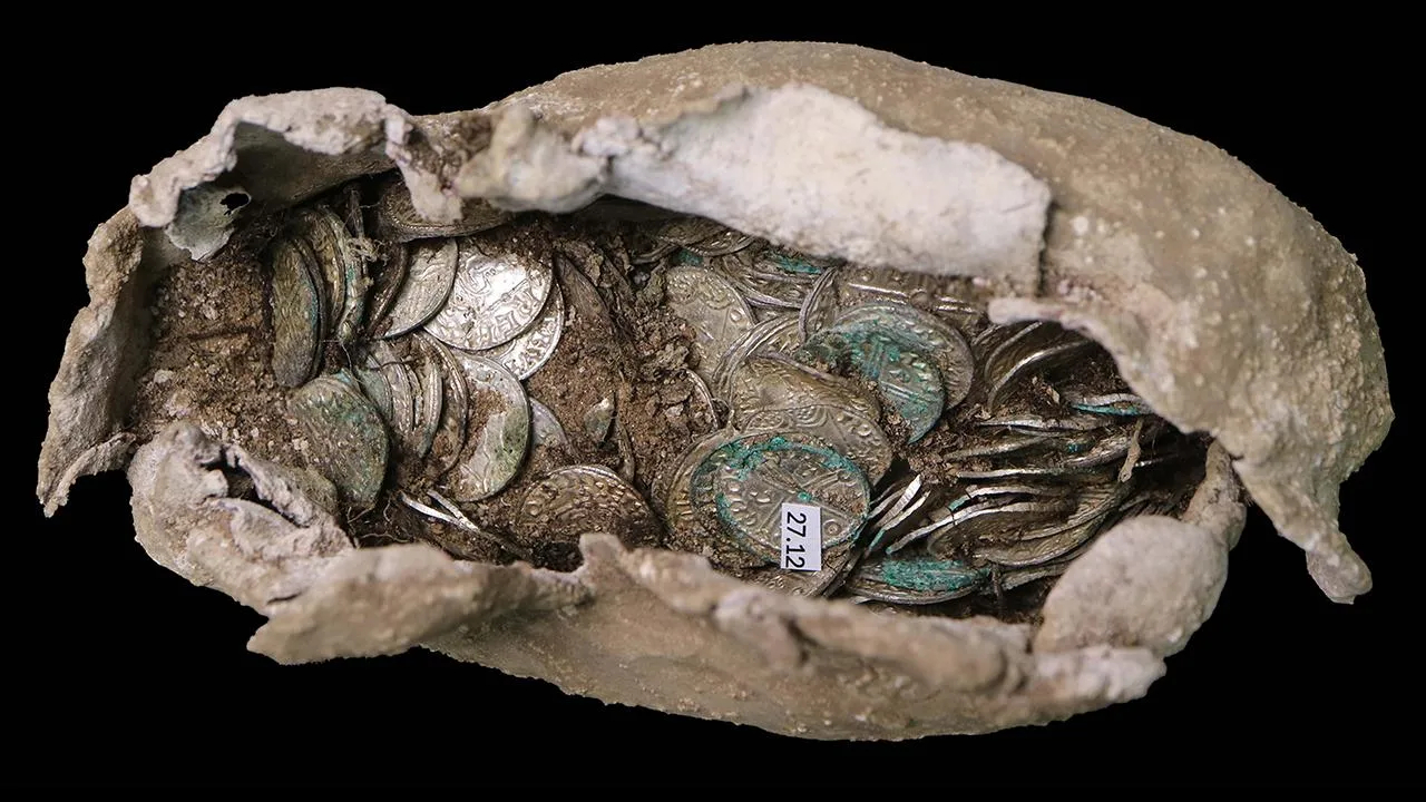 Mais de 300 moedas de prata do século 11 são descobertas na Inglaterra