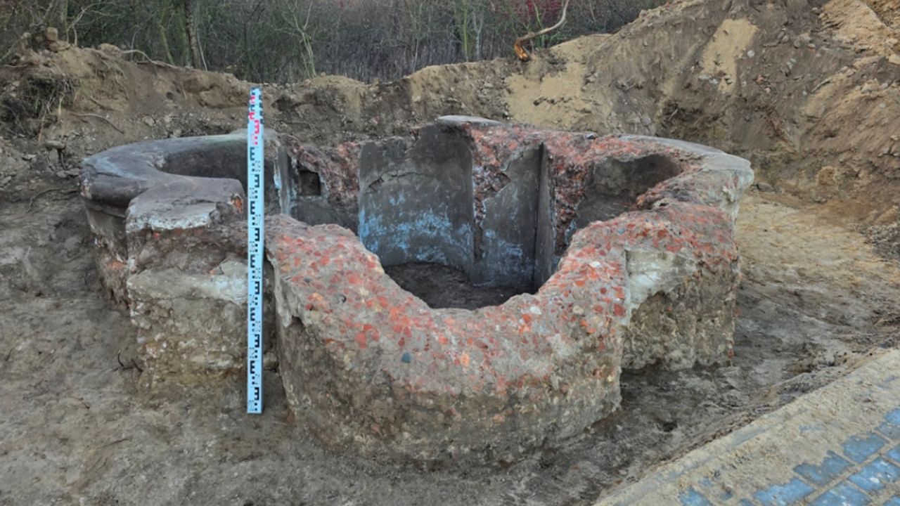 Fonte misteriosa com formato de quatro folhas é descoberta na Polônia