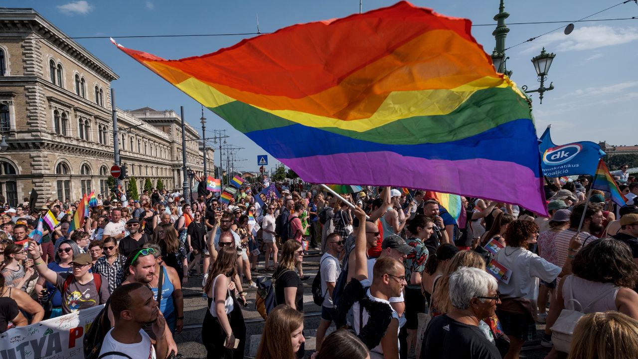 Governo húngaro avalia proibir Marcha do Orgulho LGBT+: ‘Proteção infantil’
