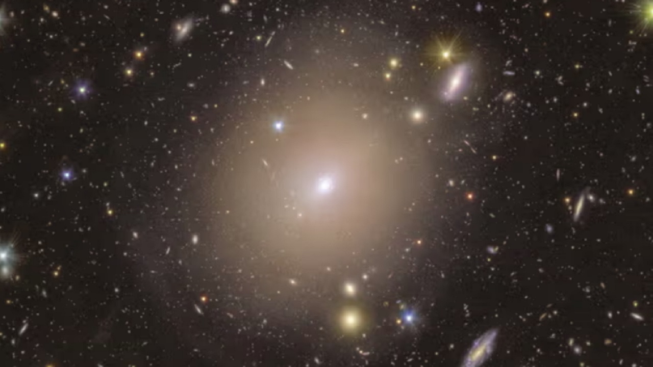 Telescópio captura ‘anel de Einstein’, evidenciando deformação do espaço