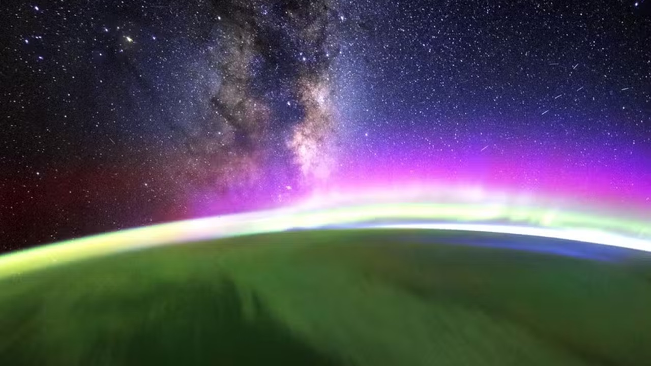 Astronauta captura aurora boreal ao nascer do sol no espaço